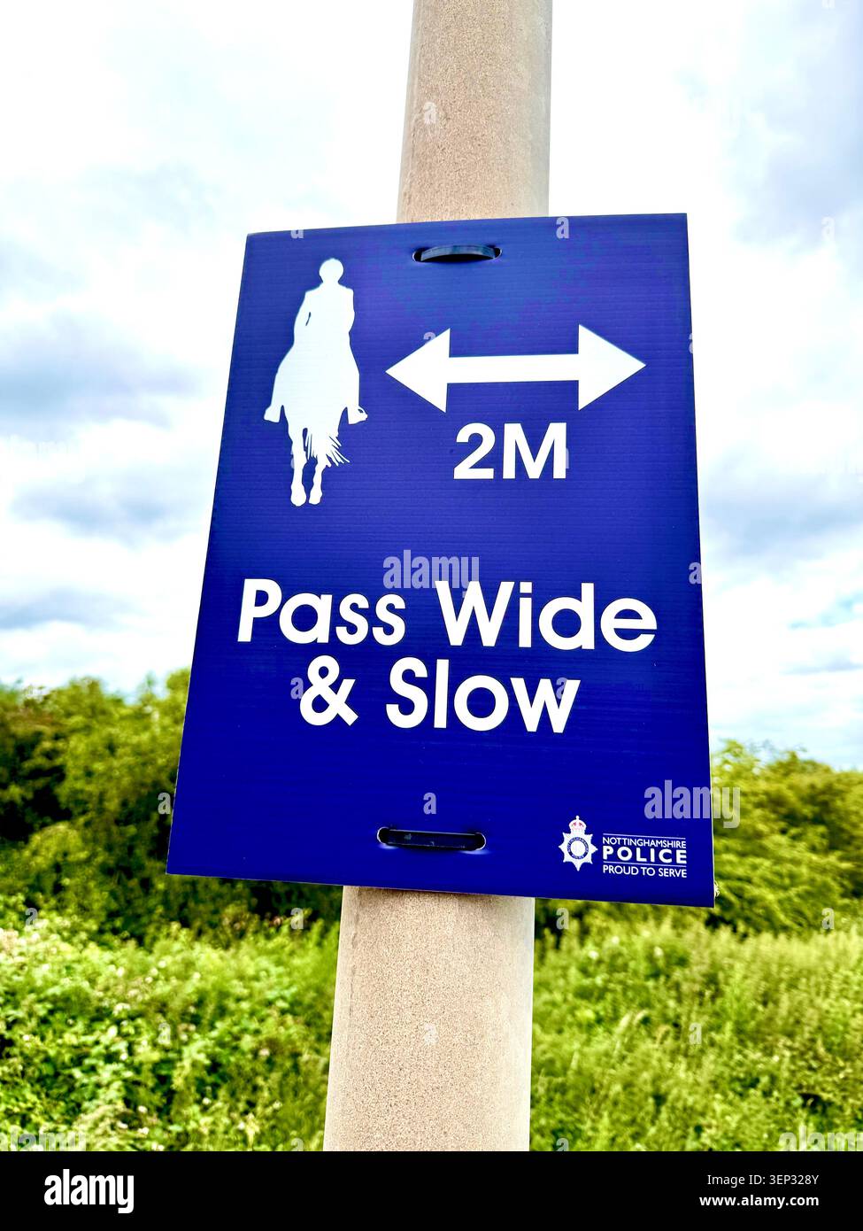 Un panneau Pass Wide & Slow pour la sécurité des cavaliers sur une route rurale au Royaume-Uni Banque D'Images