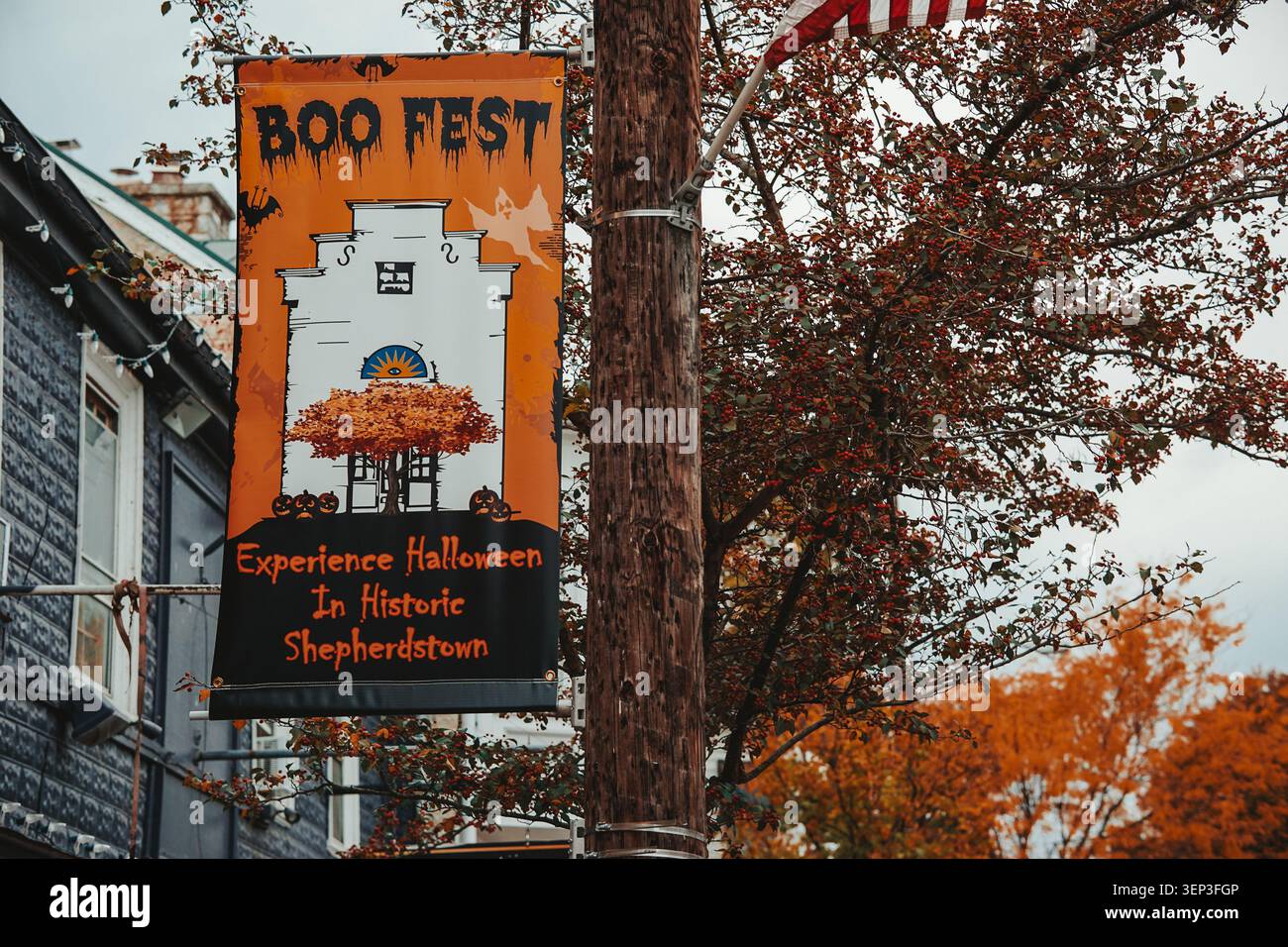 Fête d'automne familiale bannière Boo Fest à Shepherdstown, WV à Halloween avec des arbres de feuillage d'automne qui l'entourent. Banque D'Images