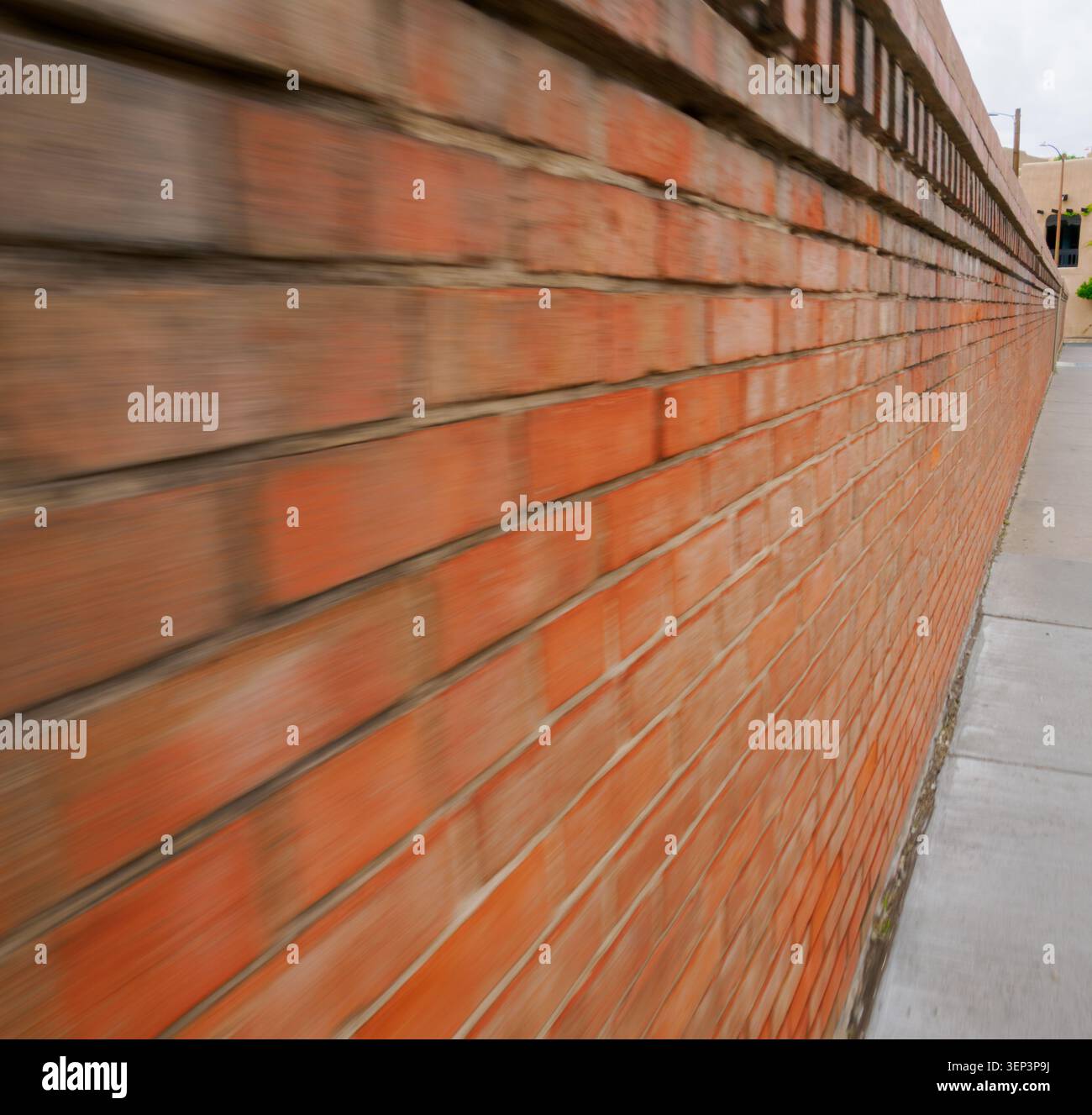 Une perspective agrandie d'un long mur de briques à Santa Fe Banque D'Images