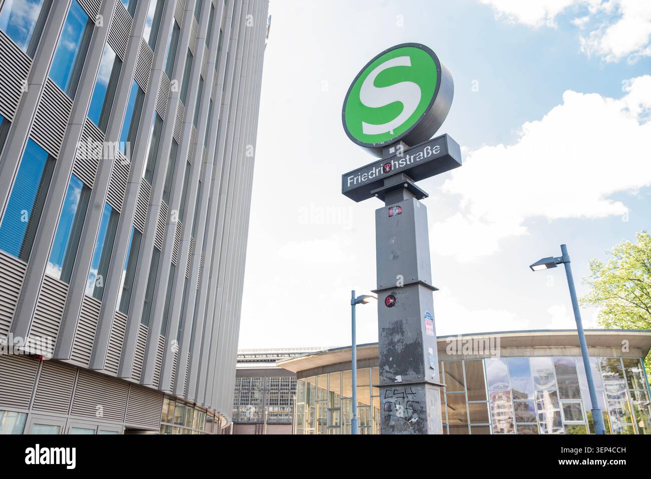 Berlin, Allemagne, 6 juin 2026, l'emblématique station verte S-Bahn pour 'Friedrichstraße' à Berlin, Allemagne, situé à côté d'un bâtiment moderne avec Banque D'Images