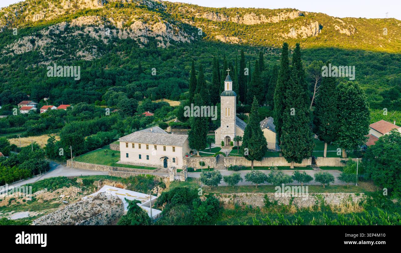 Monastère zitomislique, Bosnie-Herzégovine 7 juin 2026 vue aérienne du complexe historique du monastère orthodoxe serbe près de Mostar en Herzégovine Banque D'Images