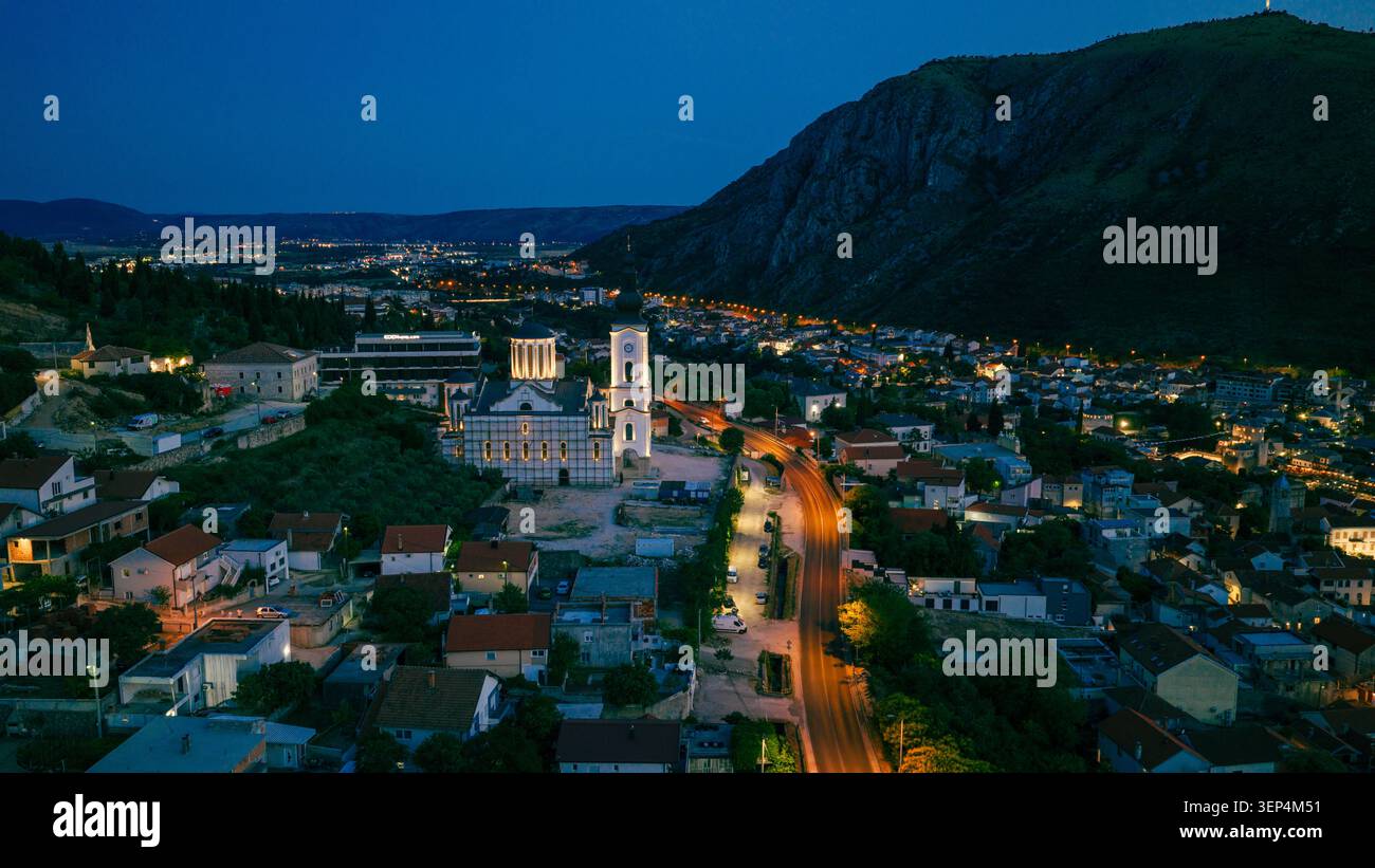 Mostar, Bosnie-Herzégovine 7 juin 2026 vue aérienne en soirée de la cathédrale orthodoxe serbe de la Sainte Trinité et des quartiers environnants Banque D'Images