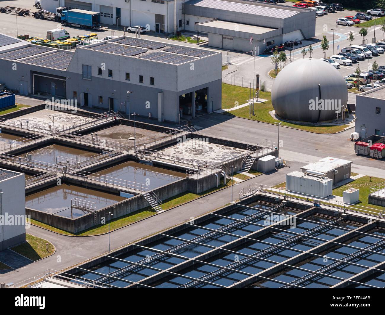 Bassins de décantation et systèmes de filtration pour le traitement des eaux usées. Il soutient les efforts de gestion et de recyclage de l'eau en milieu urbain. Banque D'Images