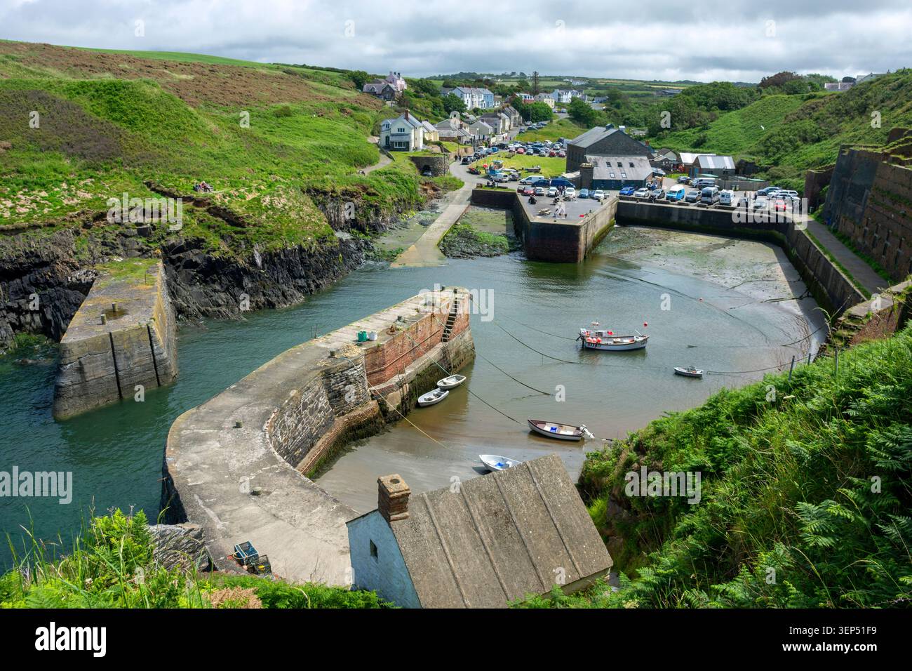Le port de Porthgain, sur le Pembrokeshire Coast Path, Pembrokeshire, pays de Galles, Royaume-Uni. Banque D'Images