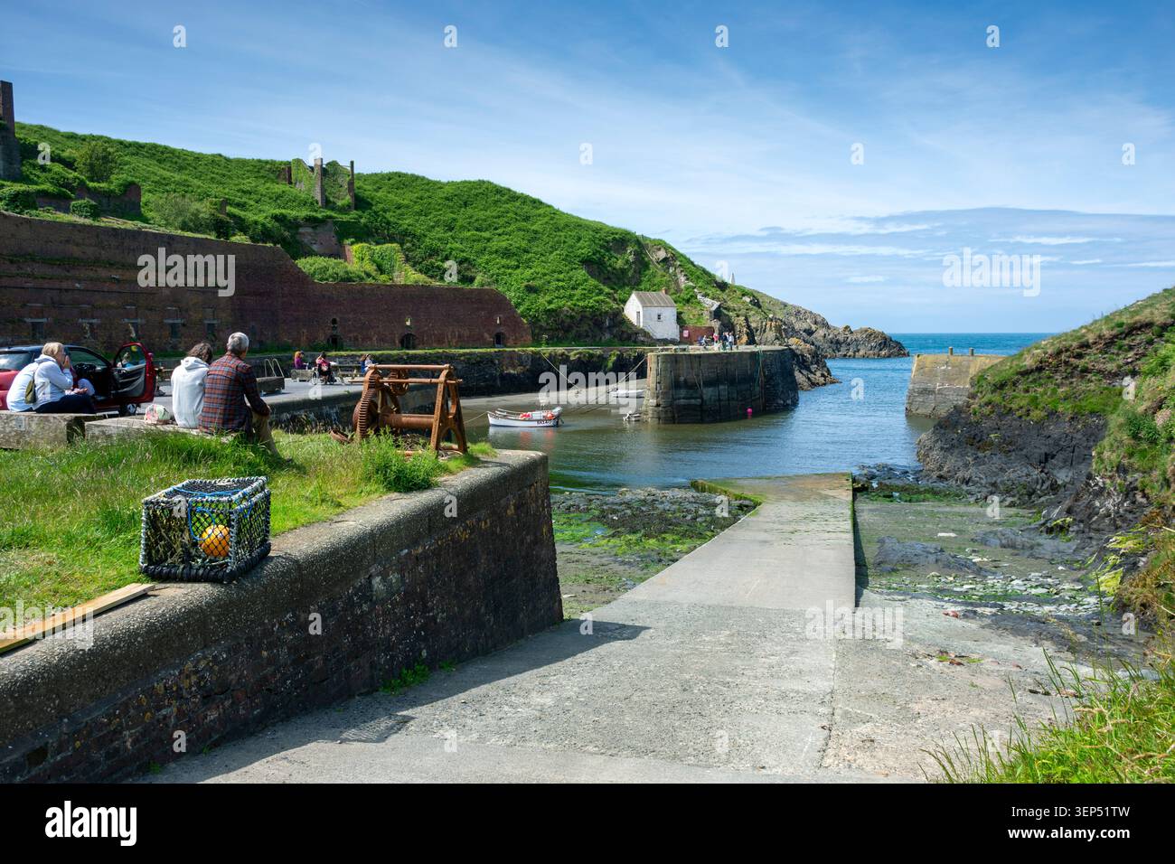 Le port de Porthgain, sur le Pembrokeshire Coast Path, Pembrokeshire, pays de Galles, Royaume-Uni. Banque D'Images