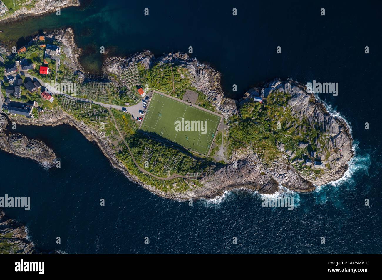 Vue aérienne du terrain de football Henningsvaer dans les Lofoten, Norvège Banque D'Images