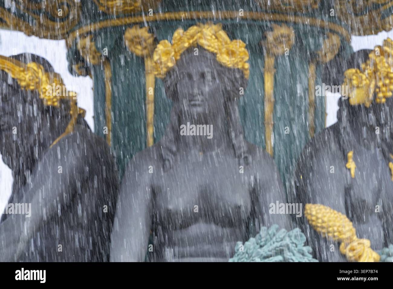 Gros plan de la Fontaine des fleuves sur la place de la Concorde à Paris, avec des figures allégoriques sombres et des attributs dorés symbolisant le Rhin et le R. Banque D'Images