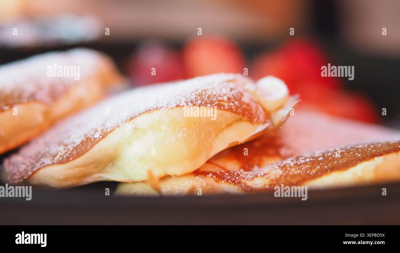 Crêpes fraîches servies avec des fruits dans une cuisine confortable Banque D'Images
