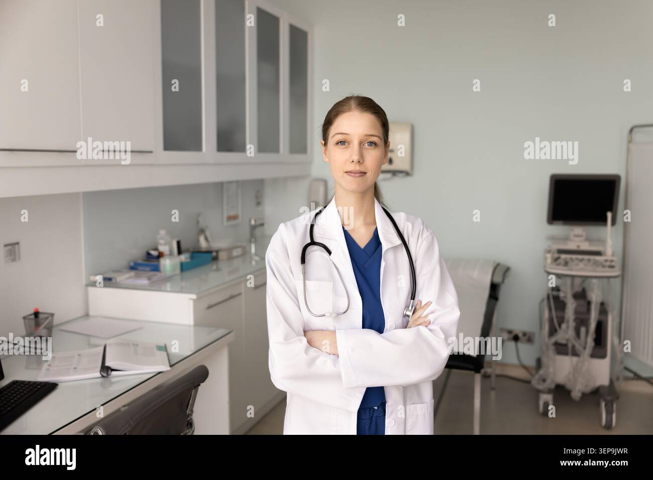 Portrait d'une femme médecin confiante dans une clinique moderne Banque D'Images