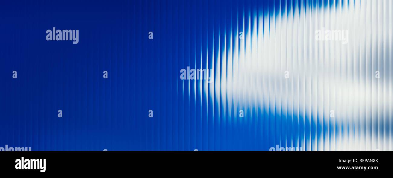 Effet de verre cannelé sur fond bleu profond. Toile de fond abstraite moderne avec espace de copie vide pour le texte. Banque D'Images
