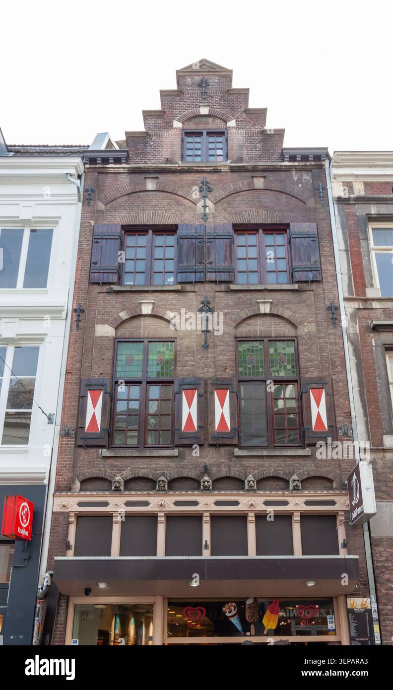 MAASTRICHT, PAYS-BAS - 12 NOVEMBRE 2025 : vue symétrique de la façade d'un bâtiment historique en briques à pignon à Maastricht Banque D'Images