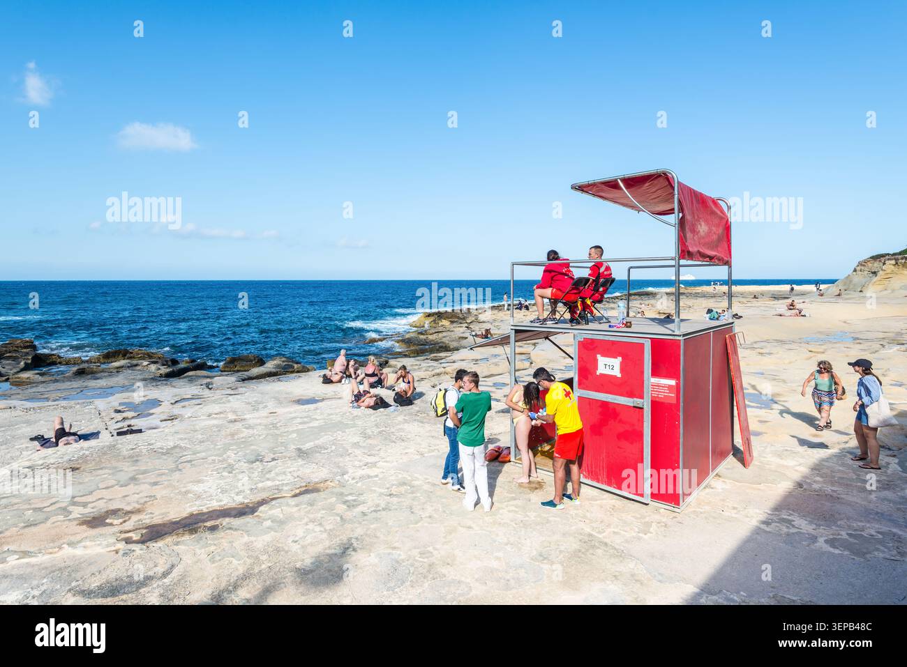 Sliema, Malte – 16 mai 2025 : les sauveteurs du Service de sauvetage des gardes-côtes de la Croix-Rouge surveillent les nageurs et les visiteurs depuis une station de surveillance côtière le long de ma Banque D'Images