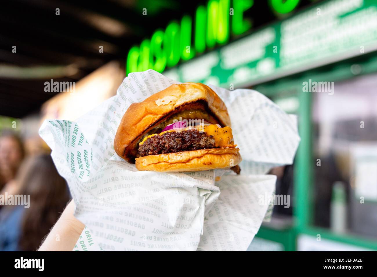 Célèbre cheeseburder au Gasoline Grill at Broens Street Food, Copenhague, Danemark Banque D'Images
