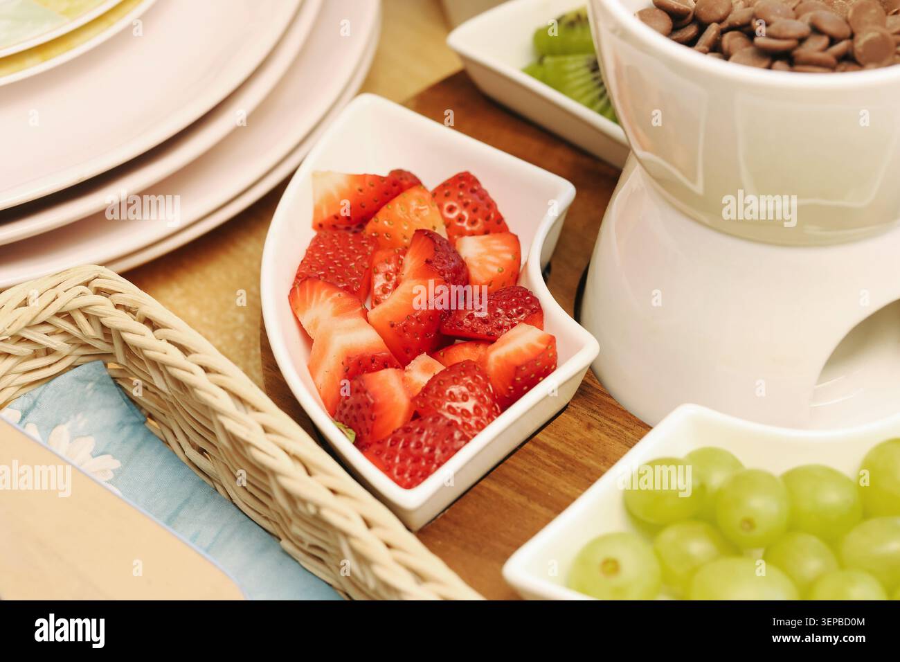 Fraises fraîches tranchées servies dans un petit bol sur la table du buffet. Fond de fruits sains pour le brunch de restauration de petit déjeuner et concepts d'aliments frais. Banque D'Images