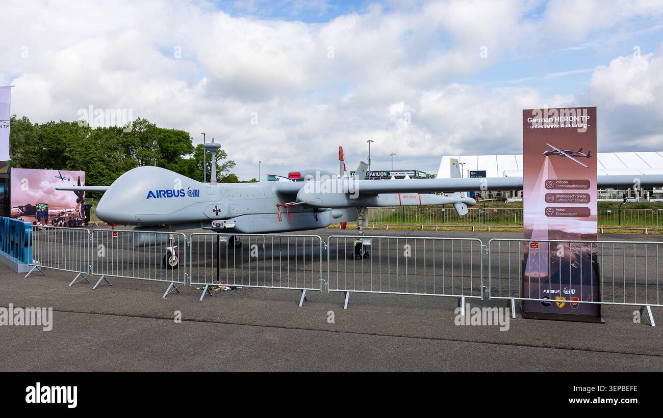 Publikumstag auf ILA Berlin 2026, Berlin, 13.06.2026 Der unbemannte Aufklärungsdrohne German Heron TP von Airbus und IAI steht auf dem Ausstellungsgelände der ILA Berlin. Die Drohne traegt das Eiserne Kreuz der Bundeswehr und ist hinter Absperrungen fuer Besucher ausgestellt. Schöneberg Berlin ExpoCenter Airport Brandenburg Deutschland *** Journée publique à ILA Berlin 2026, Berlin, 13 06 2026 le drone de reconnaissance sans pilote German Heron TP d'Airbus et IAI est exposé sur le terrain d'exposition de l'ILA Berlin le drone porte la Croix de fer des forces armées allemandes et est exposé derrière b. Banque D'Images