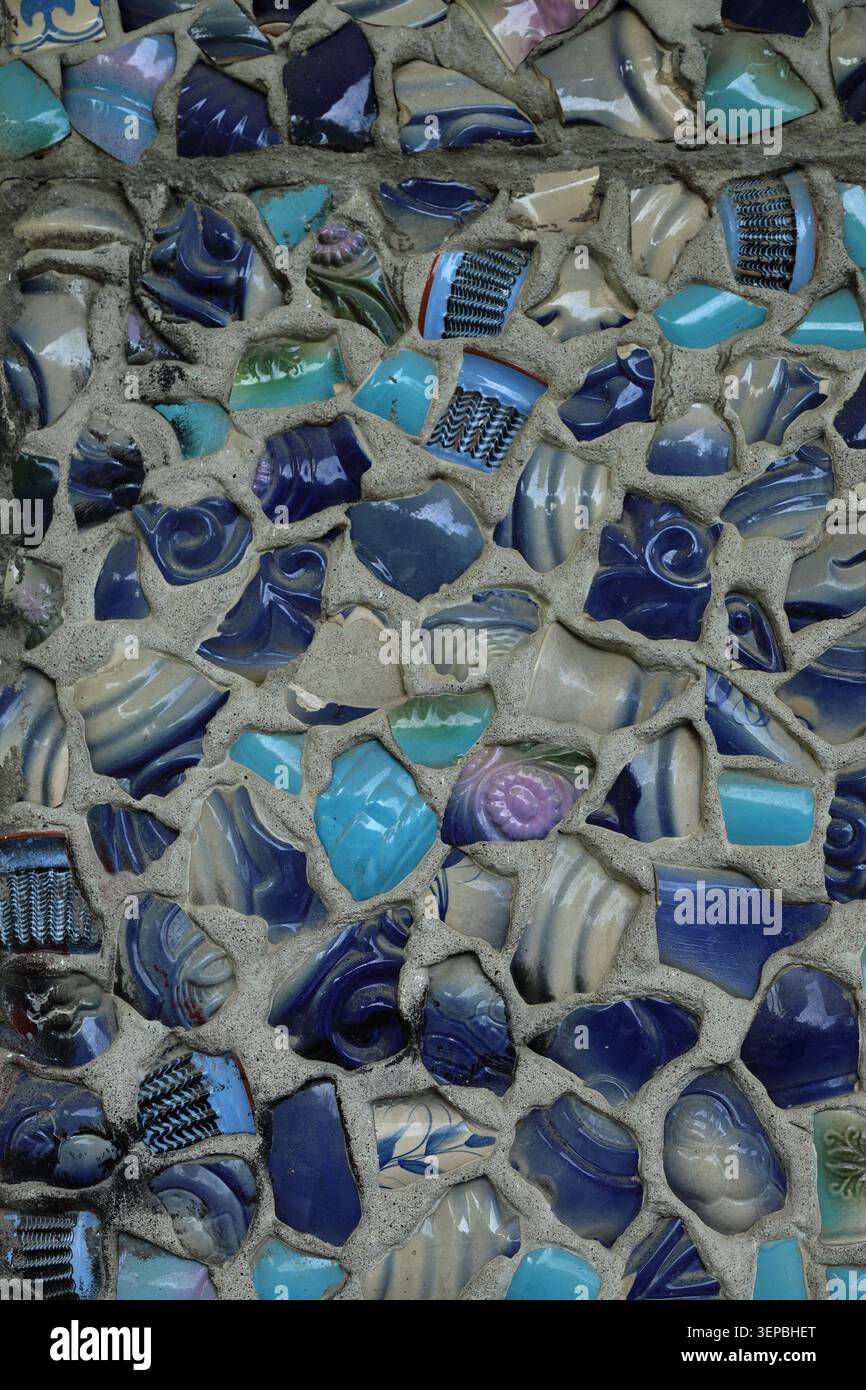 Fond de mur de mosaïque avec des éclats de céramique et de poterie Banque D'Images