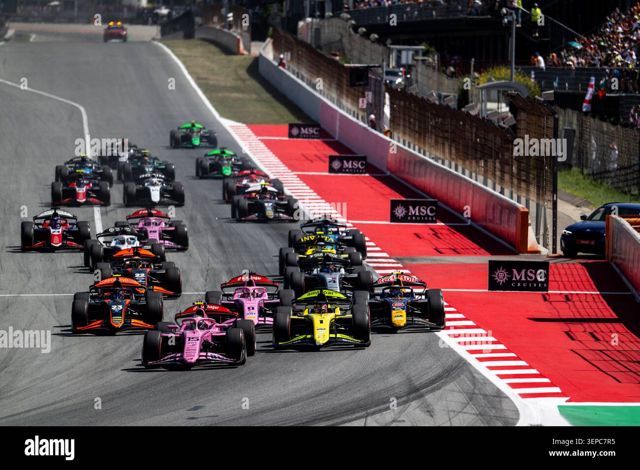 IPA85677620 - départ de la course 01 CAMARA Rafael (soutien-gorge), Invicta Racing, Dallara F2 2024, action 15 DUNNE Alex (irl), Rodin Motorsport, Dallara F2 2024, action 09 MINI Gabriele (ita), MP Motorsport, Dallara F2 2024, action lors de la 5ème manche du Championnat FIA de formule 2 2026 du 12 au 14 juin 2026 sur le circuit de Barcelona-Catalunya, à Montmelo, Espagne Banque D'Images