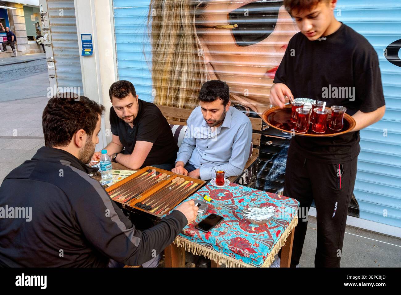 Amis jouant au backgammon dans un café de rue improvisé, Istanbul, Turquie, Türkiye, Europe Banque D'Images