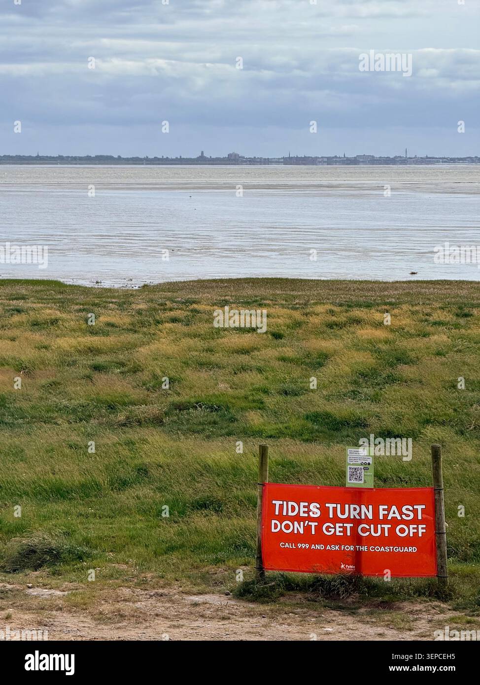 Panneau d’avertissement de marée à Granny’s Bay sur l’estuaire de Ribble, Lytham St Annes Banque D'Images