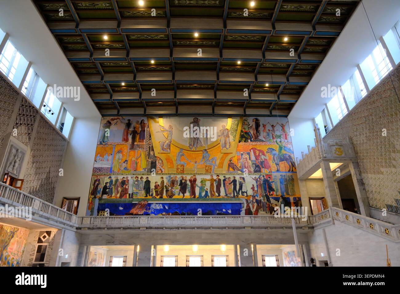 Oslo, Norvège-Nov.26th 2025 : intérieur du hall principal de l'hôtel de ville d'Oslo en Norvège, peintures murales spectaculaires et plafond décoratif. Banque D'Images