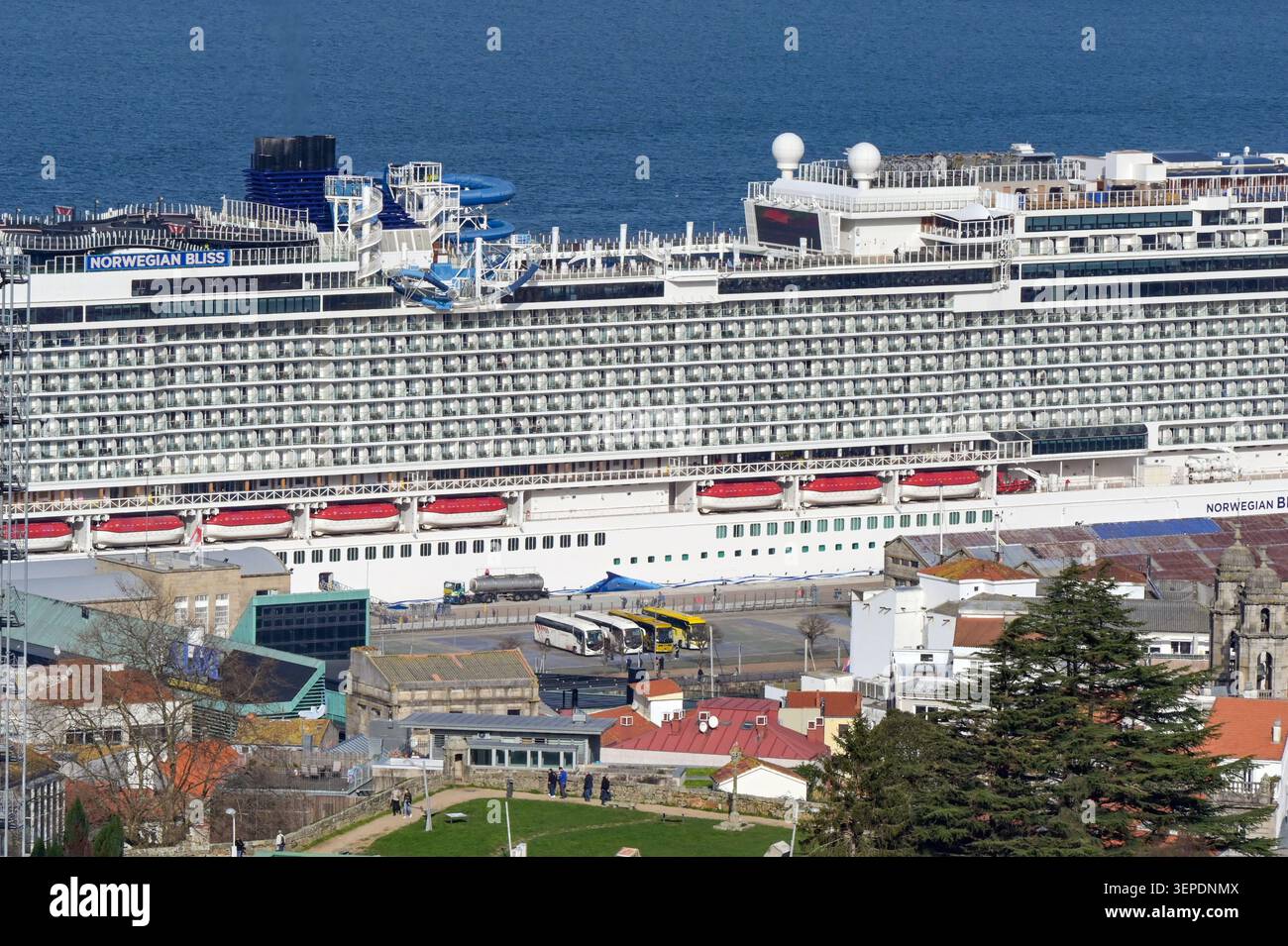 Vigo, Galice, Espagne - 14 janvier 2025 : vue aérienne du port de croisière et du navire de croisière NCL Norwegian Bliss amarré à Vigo Banque D'Images