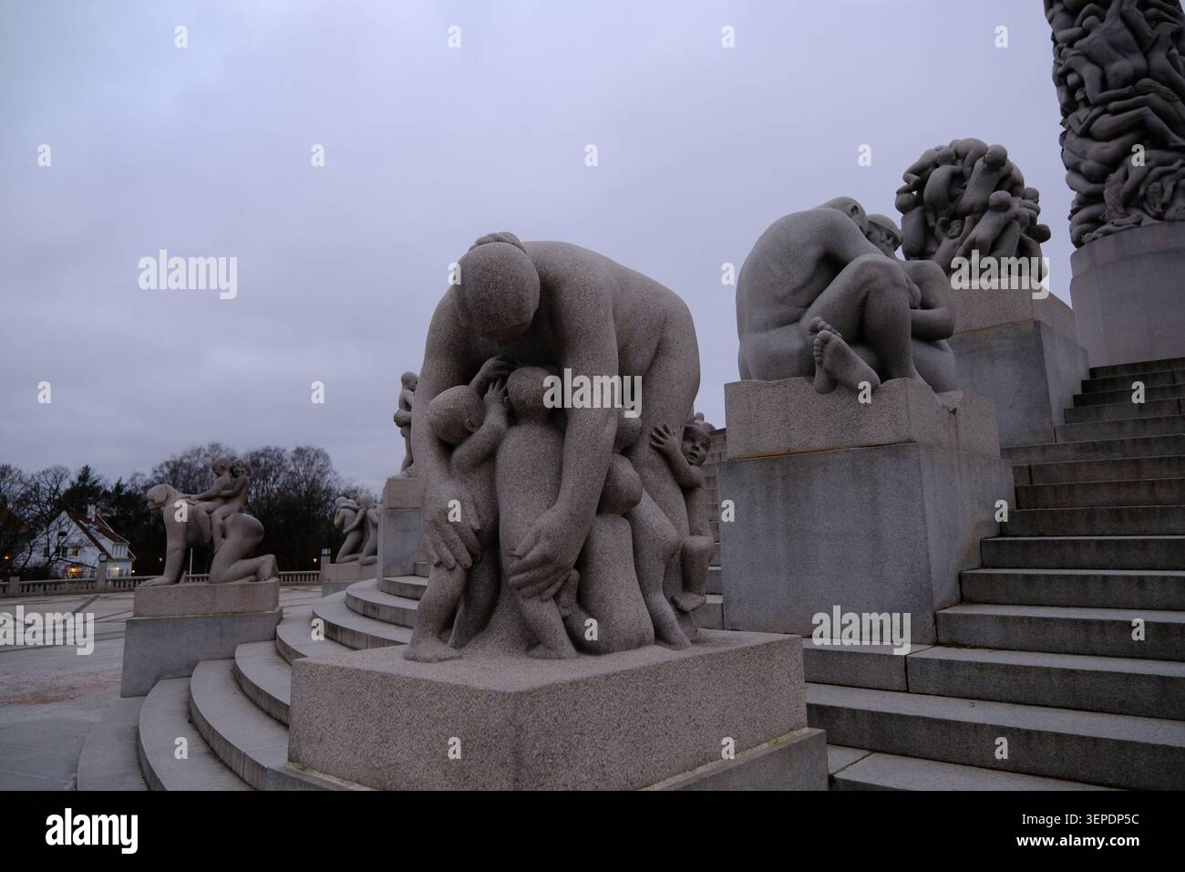 Oslo, Norvège-Nov.26th 2025 : groupes de sculptures en pierre en gros plan au Vigeland sculpture Park à Oslo, Norvège. Banque D'Images