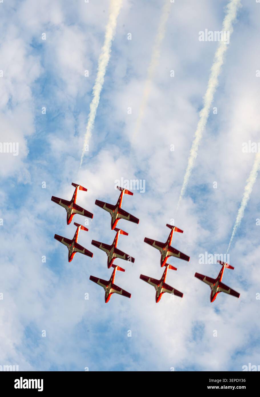L'équipe canadienne des Snowbirds se produit au salon aéronautique de Barrie, en Ontario. Le 13 juin 2026, c'est le dernier été dans les emblématiques Tutor jets Banque D'Images