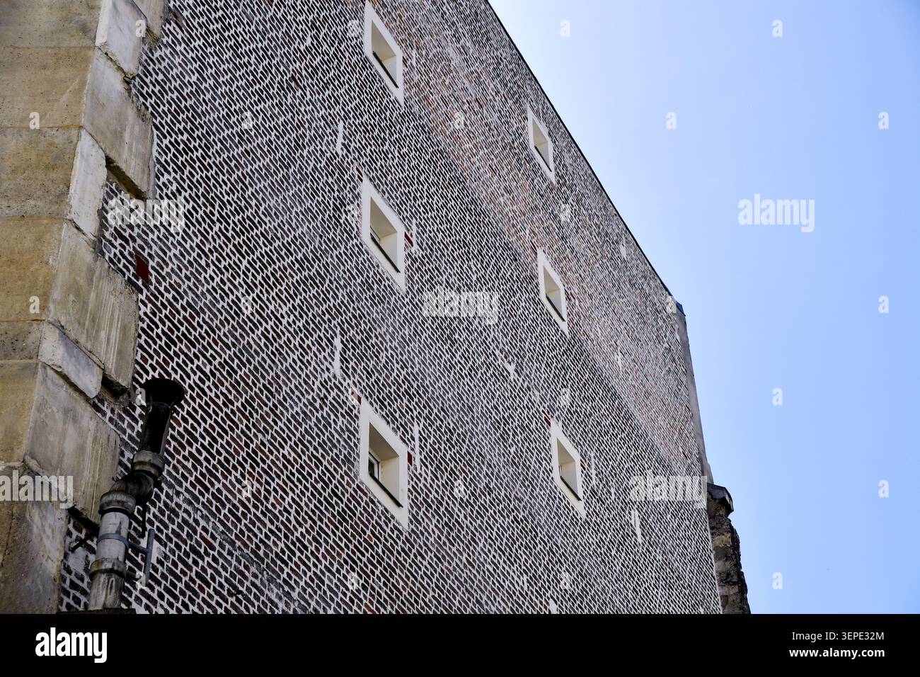 Mur de briques sur un immeuble ancien à Montmartre - Paris - France Banque D'Images