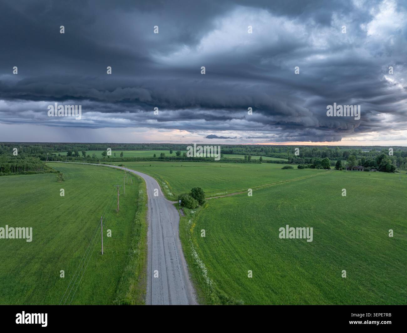 Spectaculaire nuage de plateau sur le paysage rural et la route de campagne sinueuse avant l'orage Banque D'Images