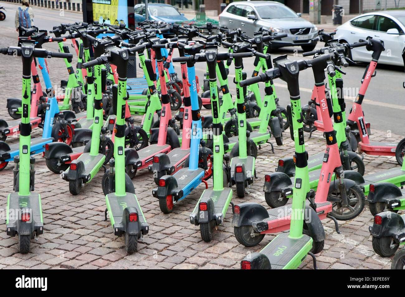 Scooters électriques garés dans la rue Arkadiankatu dans le centre d'Helsinki, Finlande, juin 2026 Banque D'Images
