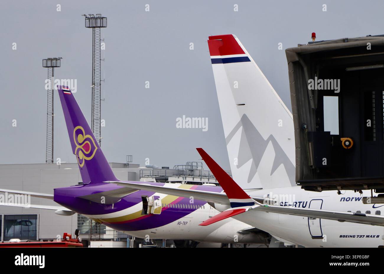 Avions Boeing 777 de Thai Airways et Boeing 737 MAX 8 de Norwegian Airlines à Kastrup, aéroport de Copenhague, juin 2026 Banque D'Images