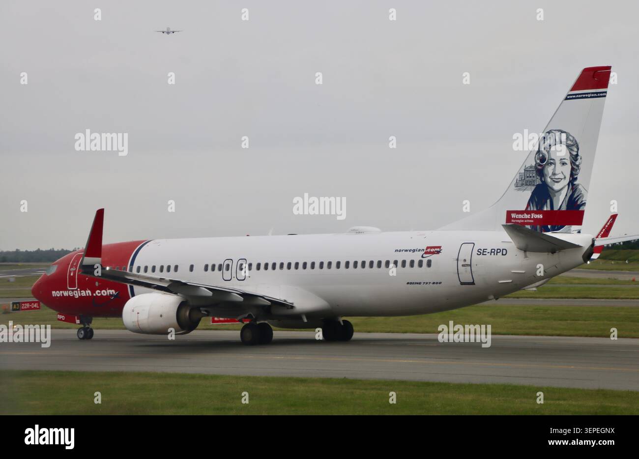Compagnie aérienne norvégienne BOEING 737-800 avec photo de Wenche Foss sur la queue de l'avion à Kastrup, aéroport de Copenhague, Danemark, juin 2026 Banque D'Images