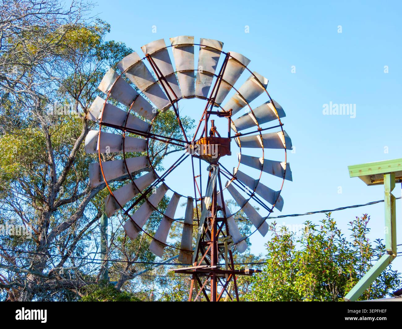 Photographie de la partie supérieure d'un ancien moulin à vent altéré et détérioré dans une ville régionale des Blue Mountains en Nouvelle-Galles du Sud, Australie Banque D'Images