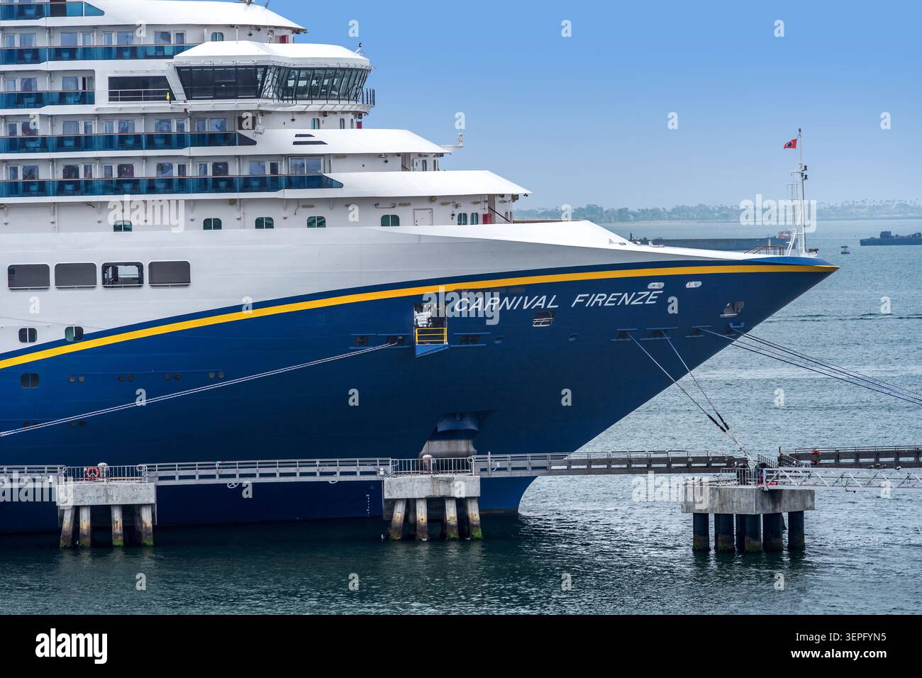 Long Beach, CA, États-Unis - 5 juin 2026 : vue sur la zone avant et la proue du Carnival Firenze un bateau de croisière par Carnival Cruise line quai au Por Banque D'Images
