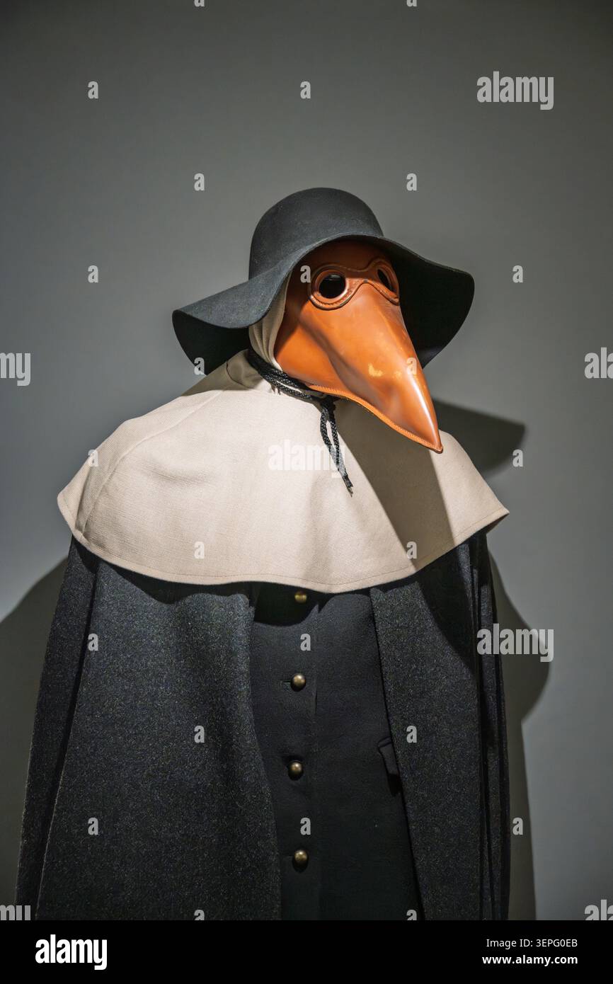 Une exposition de mannequin de médecin de la peste de style XVIIe siècle à l'intérieur de la galerie d'exposition du musée Eyam dans le Derbyshire Banque D'Images