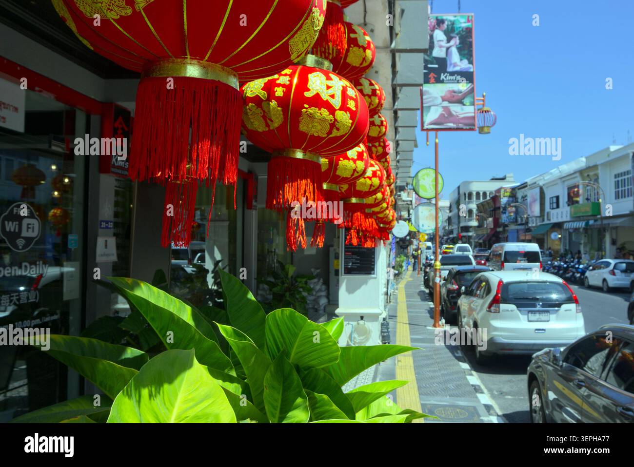 Lanternes chinoises rouges suspendues à l'extérieur du Kims massage Shop le long de la route historique de Thalang dans la ville de Phuket, en Thaïlande. Banque D'Images