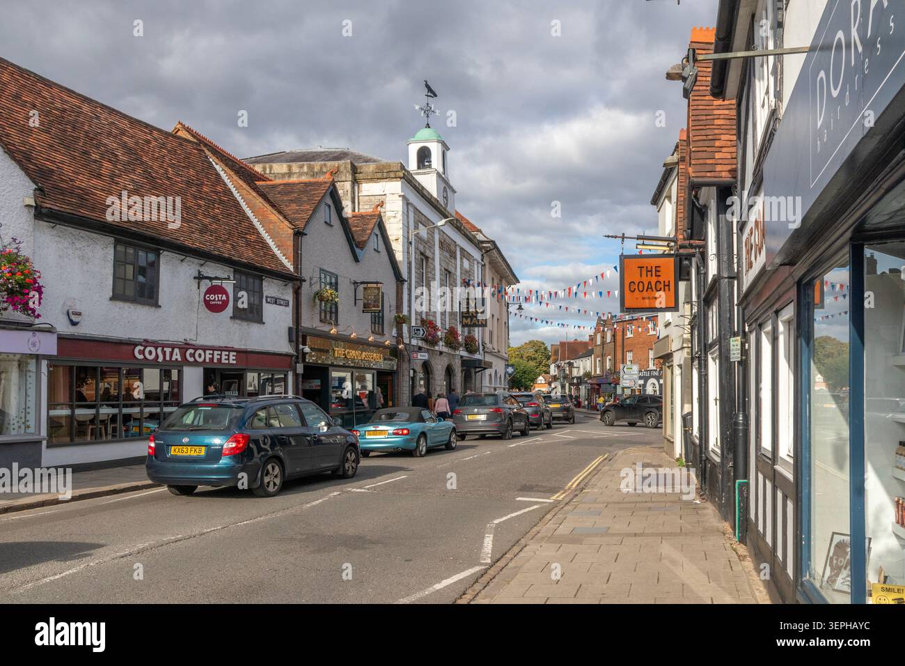 Vue sur Marlow Road dans le centre-ville de Marlow, Buckinghamshire, Angleterre, avec des magasins et des entreprises locales. Banque D'Images