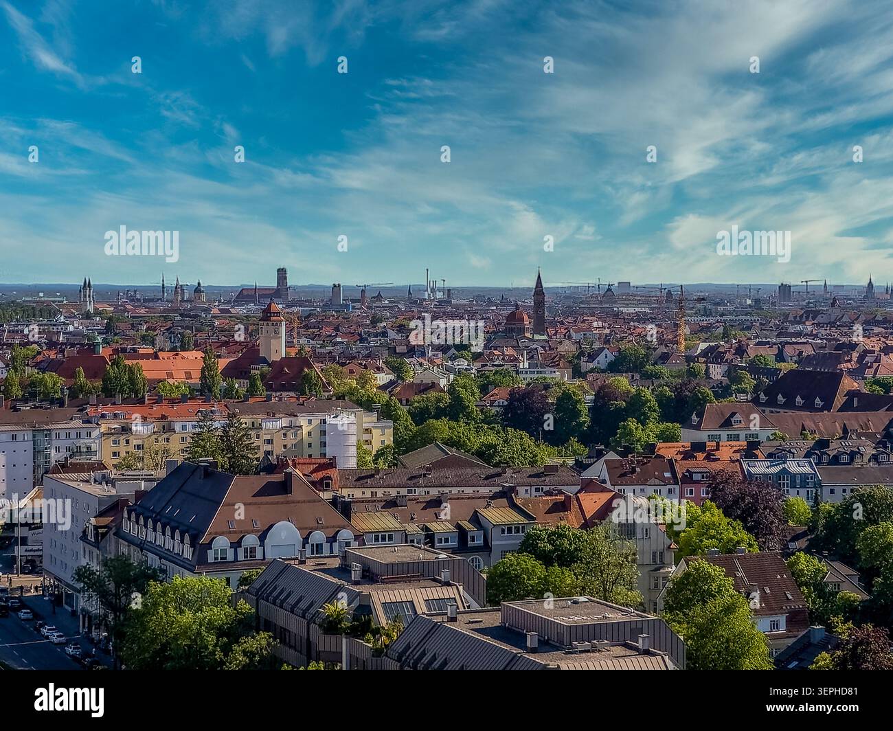Vue aérienne du paysage urbain de Munich, Bavière, Allemagne, montrant la vaste étendue des toits de la capitale bavaroise avec les tours jumelles emblématiques du F. Banque D'Images