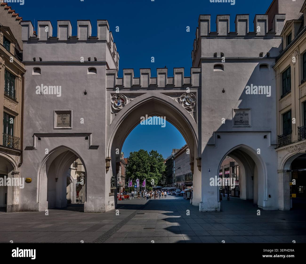 Vue à travers la porte médiévale de la ville de Karlstor à Karlsplatz (également connu sous le nom de Stachus) à Munich, Bavière, Allemagne. La porte plâtrée blanche avec son cren Banque D'Images