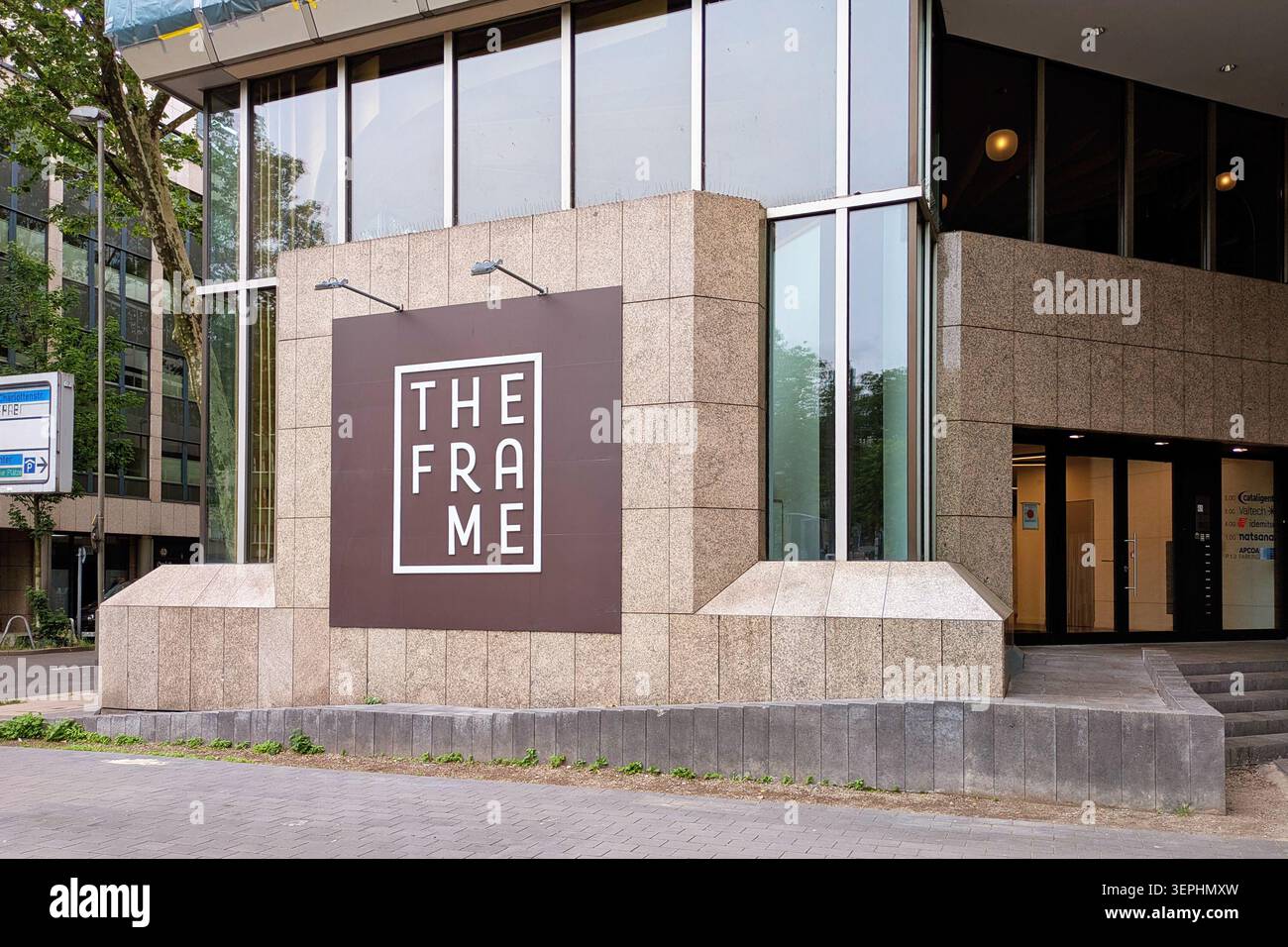 Düsseldorf, Allemagne - le 9 juin 2026 : logo ou lieu d'événement industriel moderne extérieur "The Frame" Banque D'Images