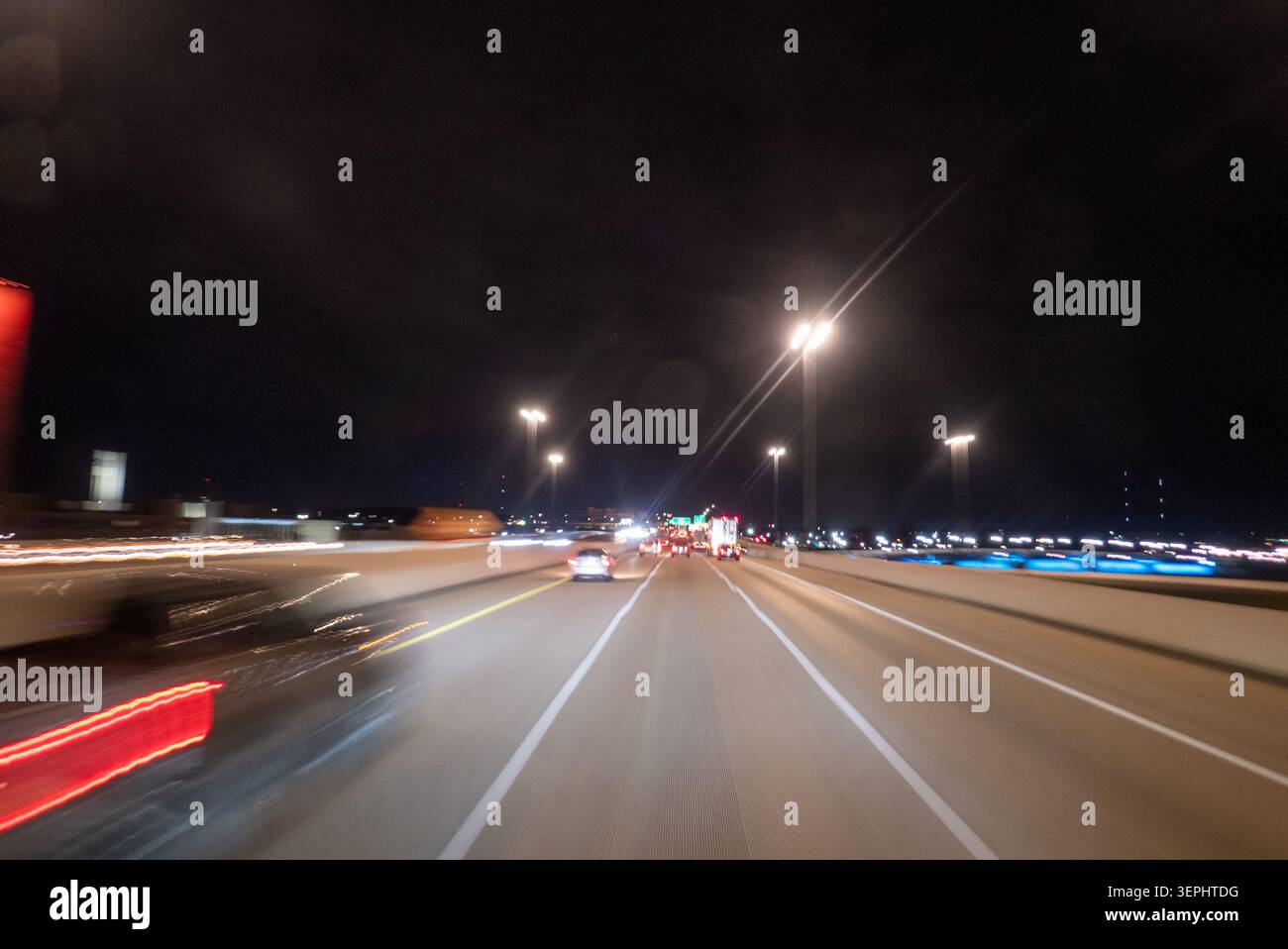 Flou de circulation nocturne sur autoroute vitesse longue exposition Banque D'Images