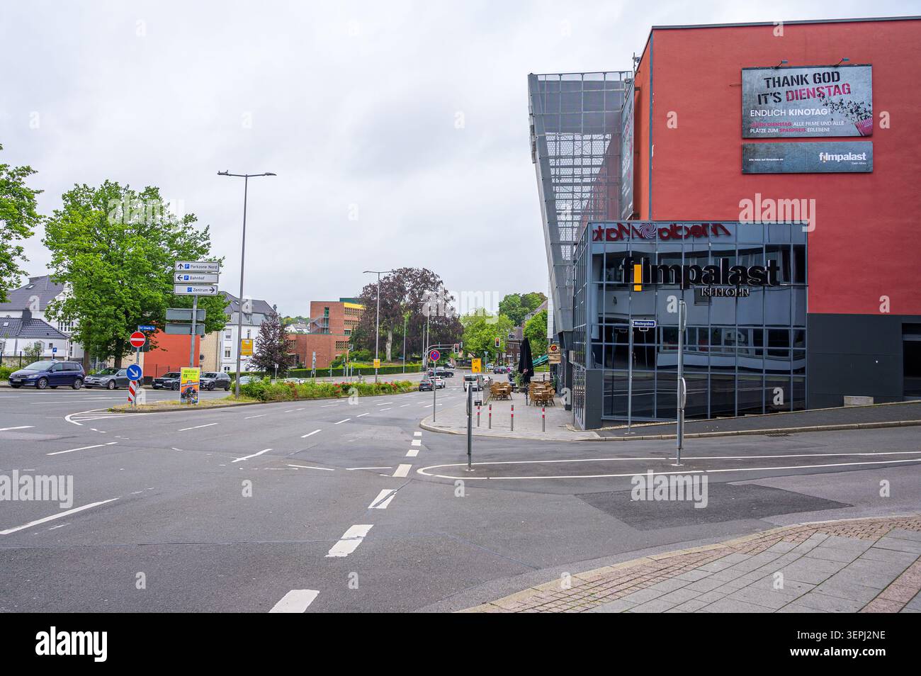 Iserlohn, Allemagne - 05 juin 2026 : bâtiment de cinéma à l'intersection de rue avec la circulation. Banque D'Images