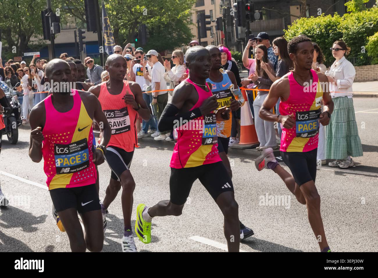 Angleterre, Londres, Marathon de Londres 2026, compétiteurs masculins d'élite, coureur kenyan et détenteur du record du monde Sebastian Sawa Banque D'Images