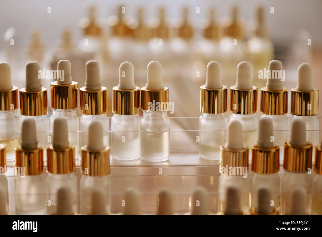 Échantillons de parfum sur la table en bois Banque D'Images
