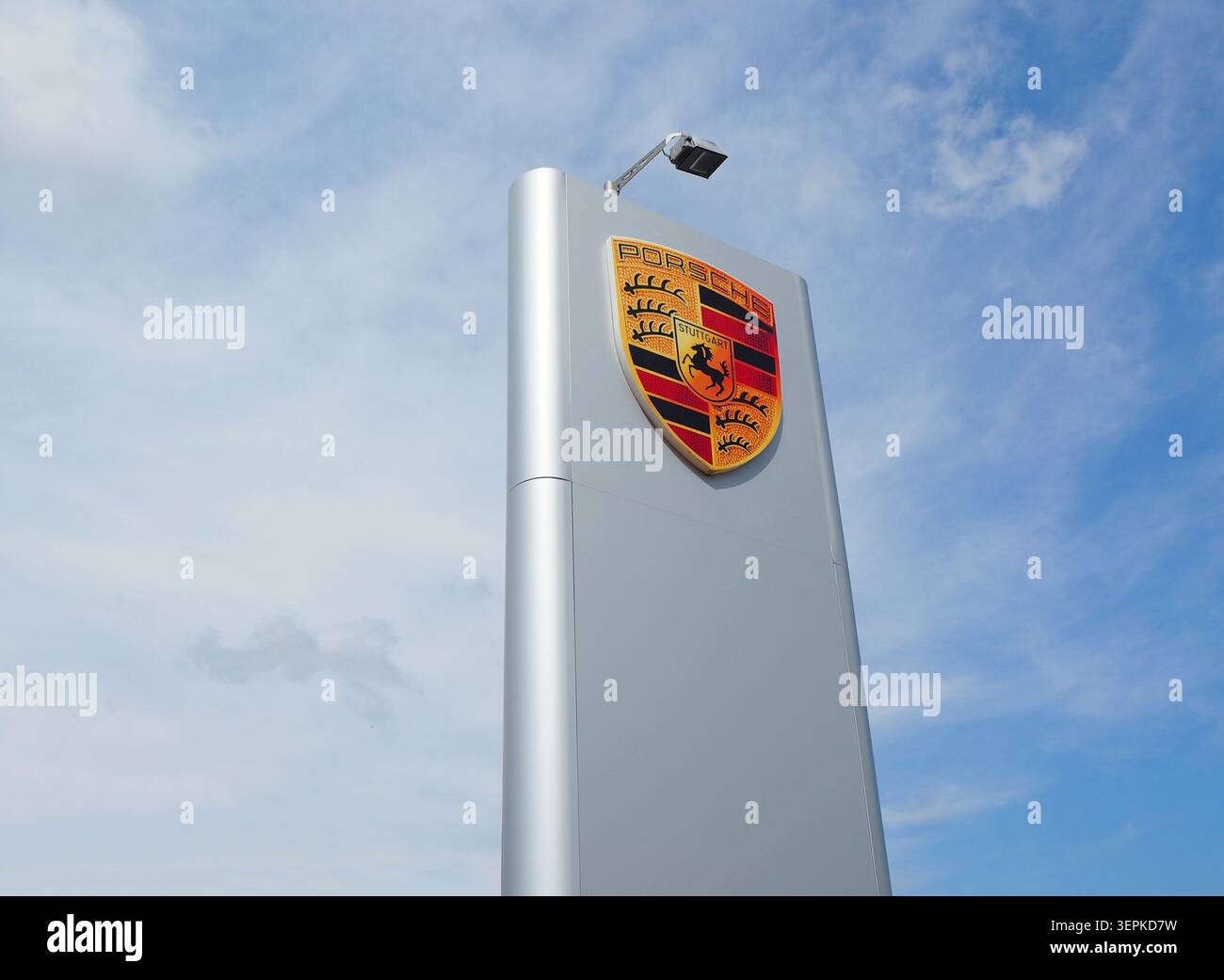 Udine, Italie. 29 août 2020. Logo Porsche à l'extérieur de la concession automobile de la région, sur un ciel bleu et nuageux. Banque D'Images