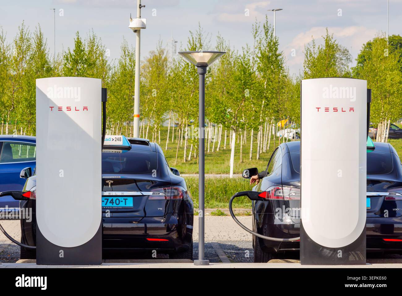 Amsterdam, pays-Bas - 14 avril 2025 : les voitures de taxi Tesla électriques se chargent sur un parking Tesla Charging à Schiphol Amsterdam, pays-Bas Banque D'Images