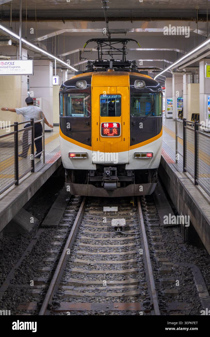 Kyoto, Japon 20 avril 2026 gros plan du front du train arrêté au quai avec des voies symétriques et l'intérieur de la gare Banque D'Images