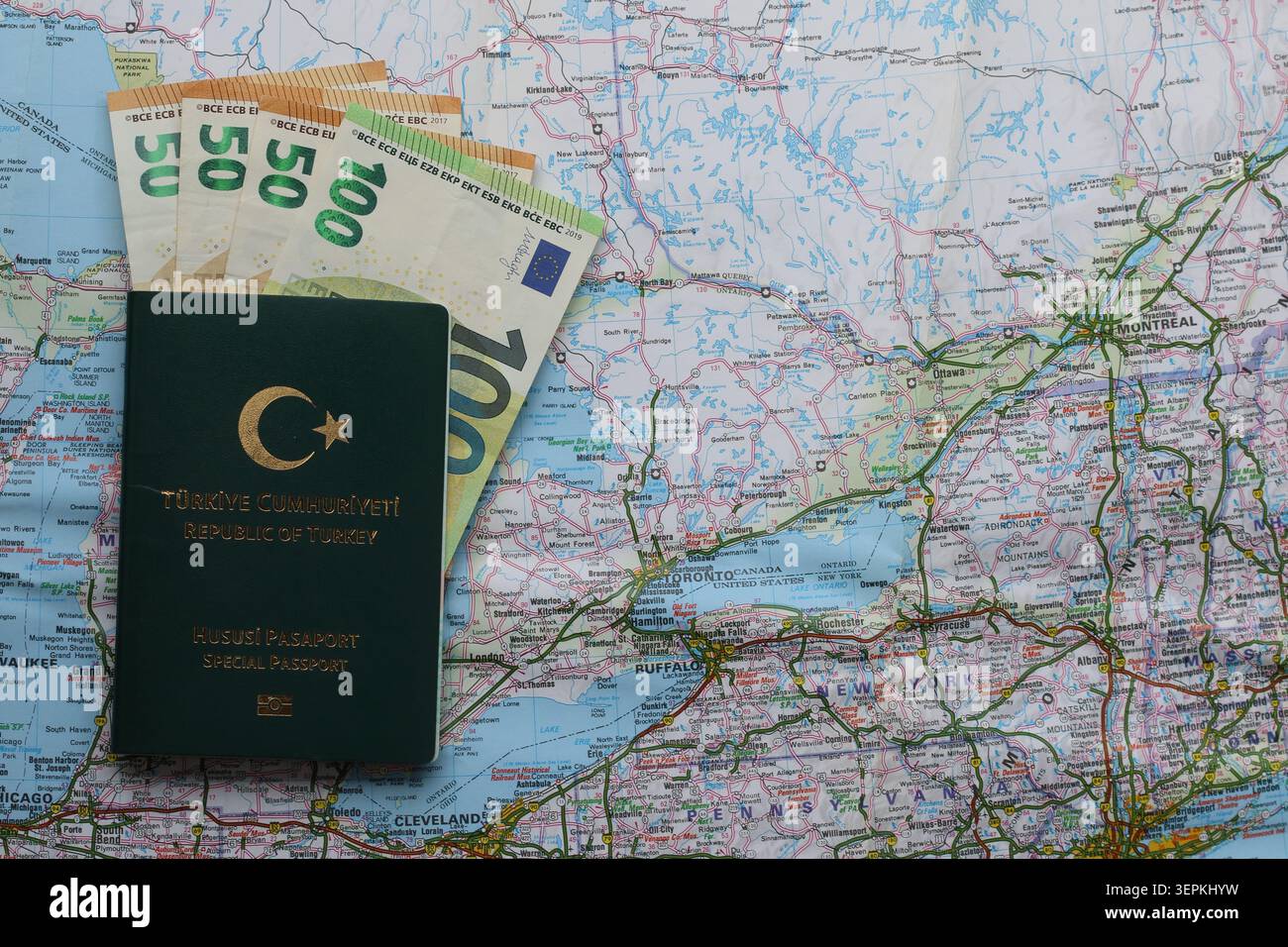 ravel concept présenté avec argent et passeport sur une carte Banque D'Images