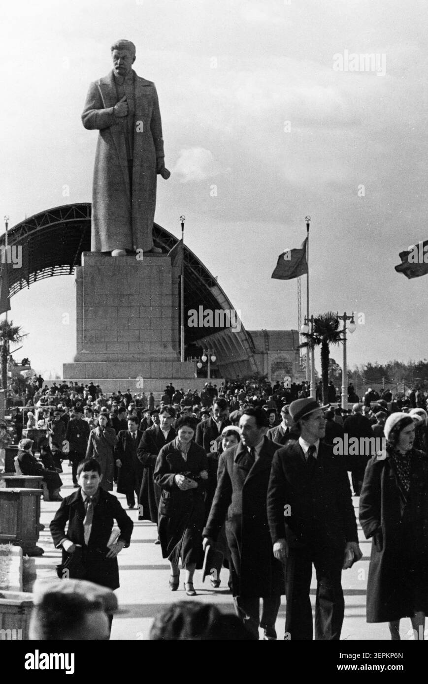 Monument à joseph staline devant le pavillon de mécanisation de l'exposition agricole de toute l'union à moscou, 1941, commissaire du peuple de l'agriculture de l'urss, moi, benediktov, a parlé à la réunion lors de l'inauguration qui a eu une participation de plus de 50 000 personnes. Banque D'Images