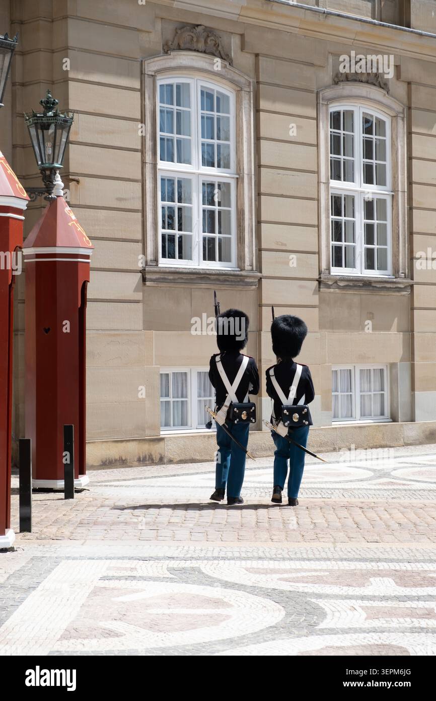 Gardes de vie royaux danois au palais d'Amalienborg à Copenhague Banque D'Images